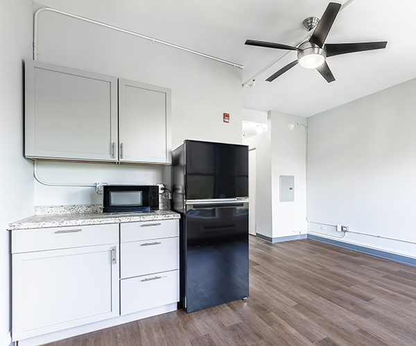 Updated studio apartment with plank flooring and new appliances in Hyde Park, Chicago Illinois